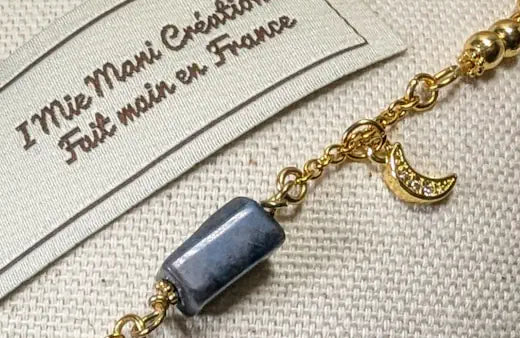 Zoom sur la perle d’Apatite et les breloques scintillantes.