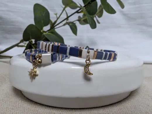  2 Bracelets Perles du Japon Blancs bleus. Ses teintes bleues aux reflets argentés qui rappellent le ciel et la mer.