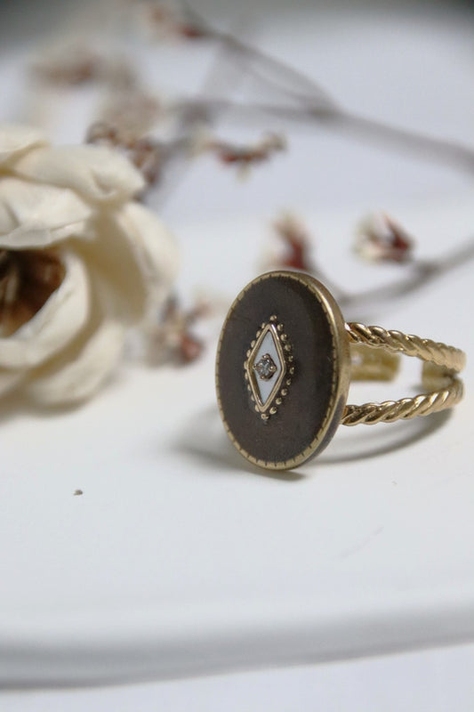 bague ovale doré cabochon moka verre scintillant