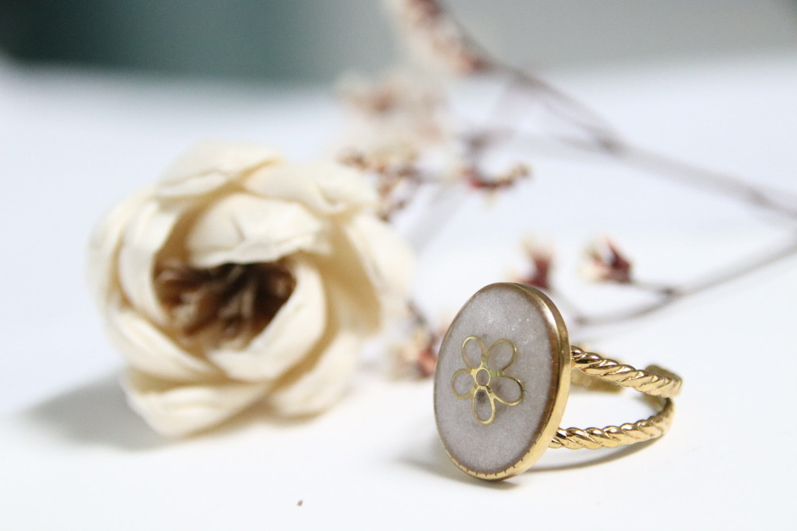 Bague ovale doré cabochon beige satiné fleur délicate