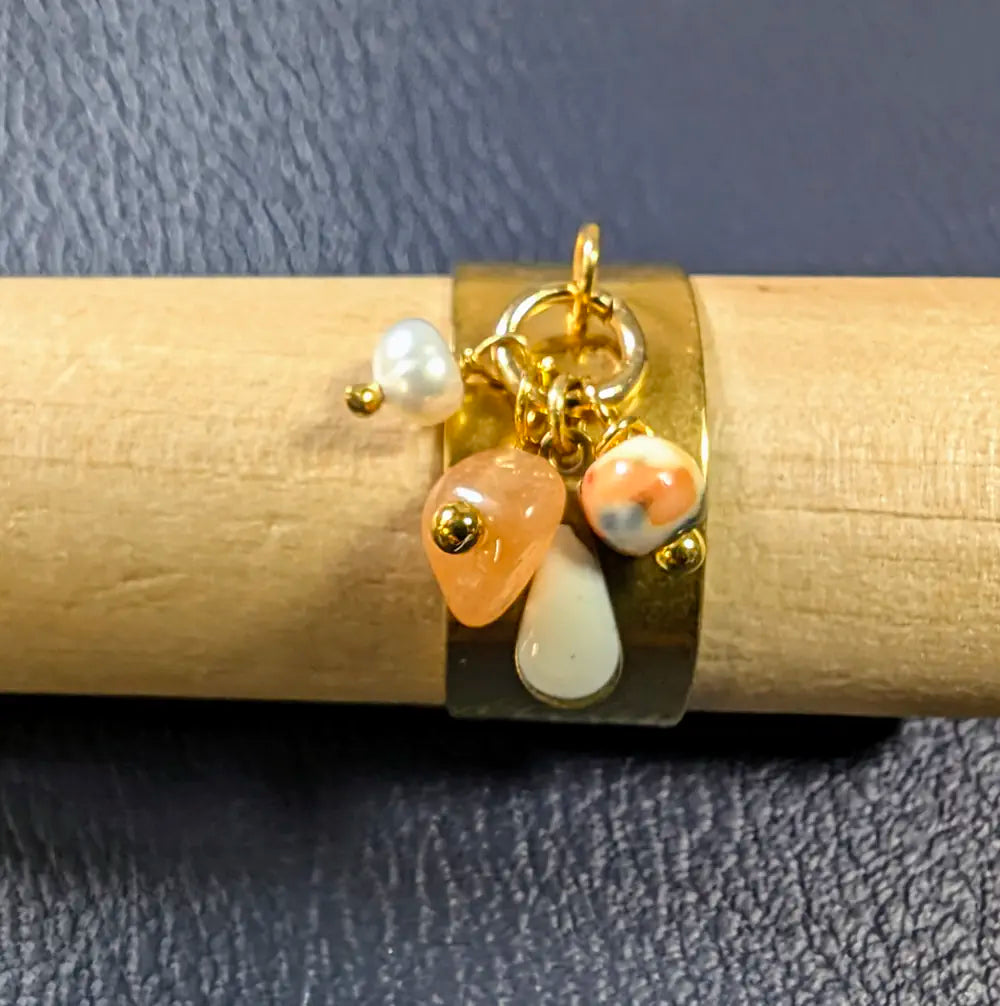 Bague réglable acier inoxydable dorée avec perles et émail dans les tons oranges et blancs