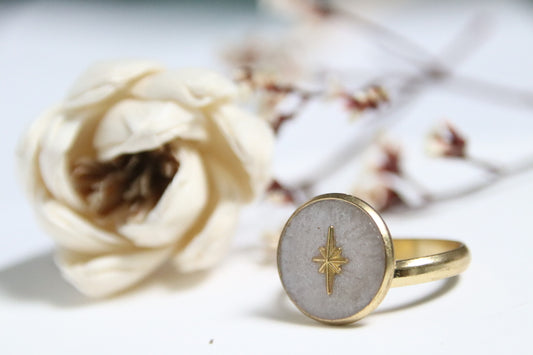 bague ajustable étoile dorée cabochon rosé satiné
