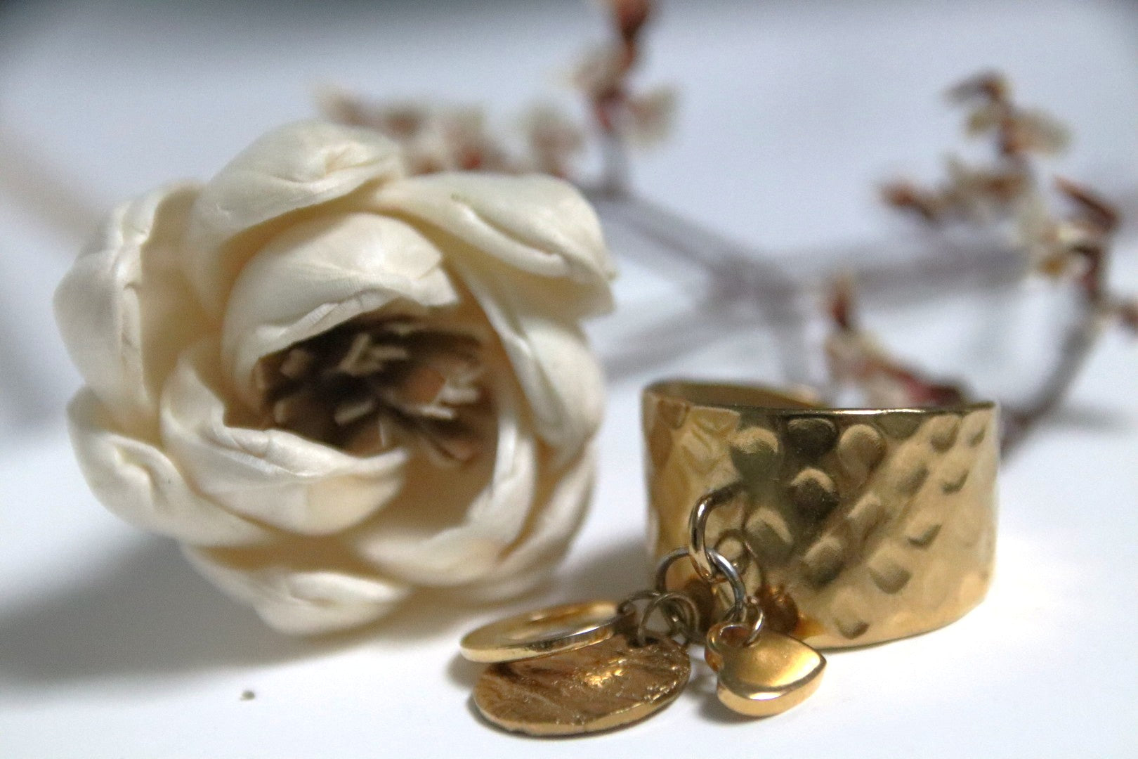 bague martelée dorée avec pampilles cercle et cœur, de face