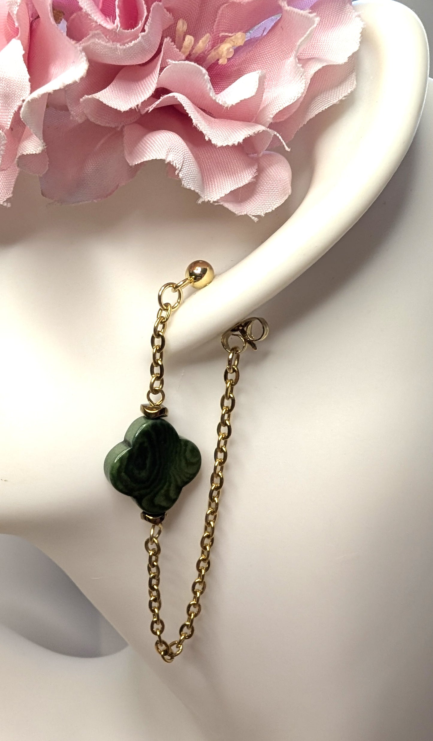Boucles d’oreilles Cléa en acier inoxydable doré ou argenté, avec perle de Tagua en forme de trèfle et chaîne fine traversante pour un effet aérien. Ici trèfle vert et chaine dorée.