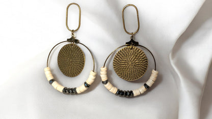 Boucles d'oreilles en laiton couleur bronze avec Perles en pierres d'hematite et howlite montées sur créoles