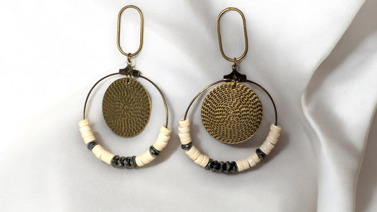 Boucles d'oreilles en laiton couleur bronze avec Perles en pierres d'hematite et howlite montées sur créoles
