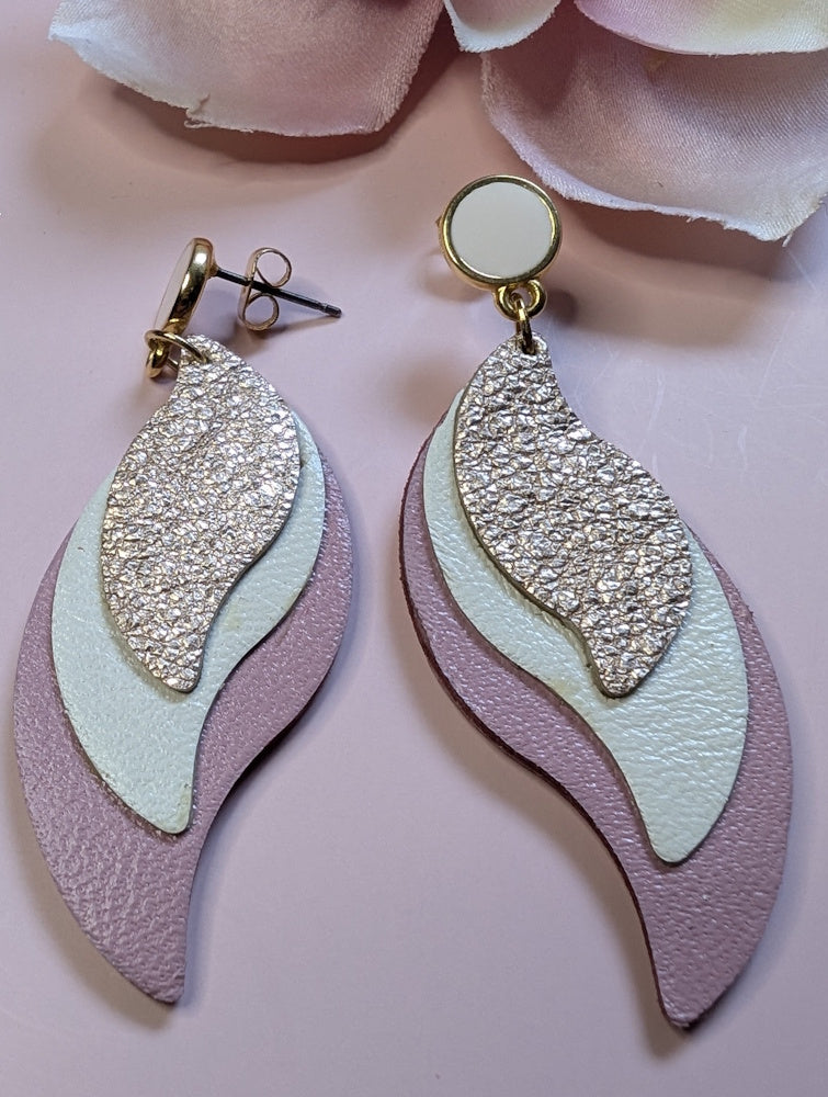 Boucles d'oreilles en cuir rose, blans et rosé doré pailletté de la collection Alaya, design élégant et intemporel, mis en valeur sur un fond simple pour souligner sa beauté et son raffinement.