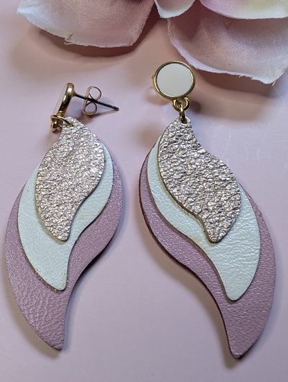 Boucles d'oreilles en cuir rose, blans et rosé doré pailletté de la collection Alaya, design élégant et intemporel, mis en valeur sur un fond simple pour souligner sa beauté et son raffinement.