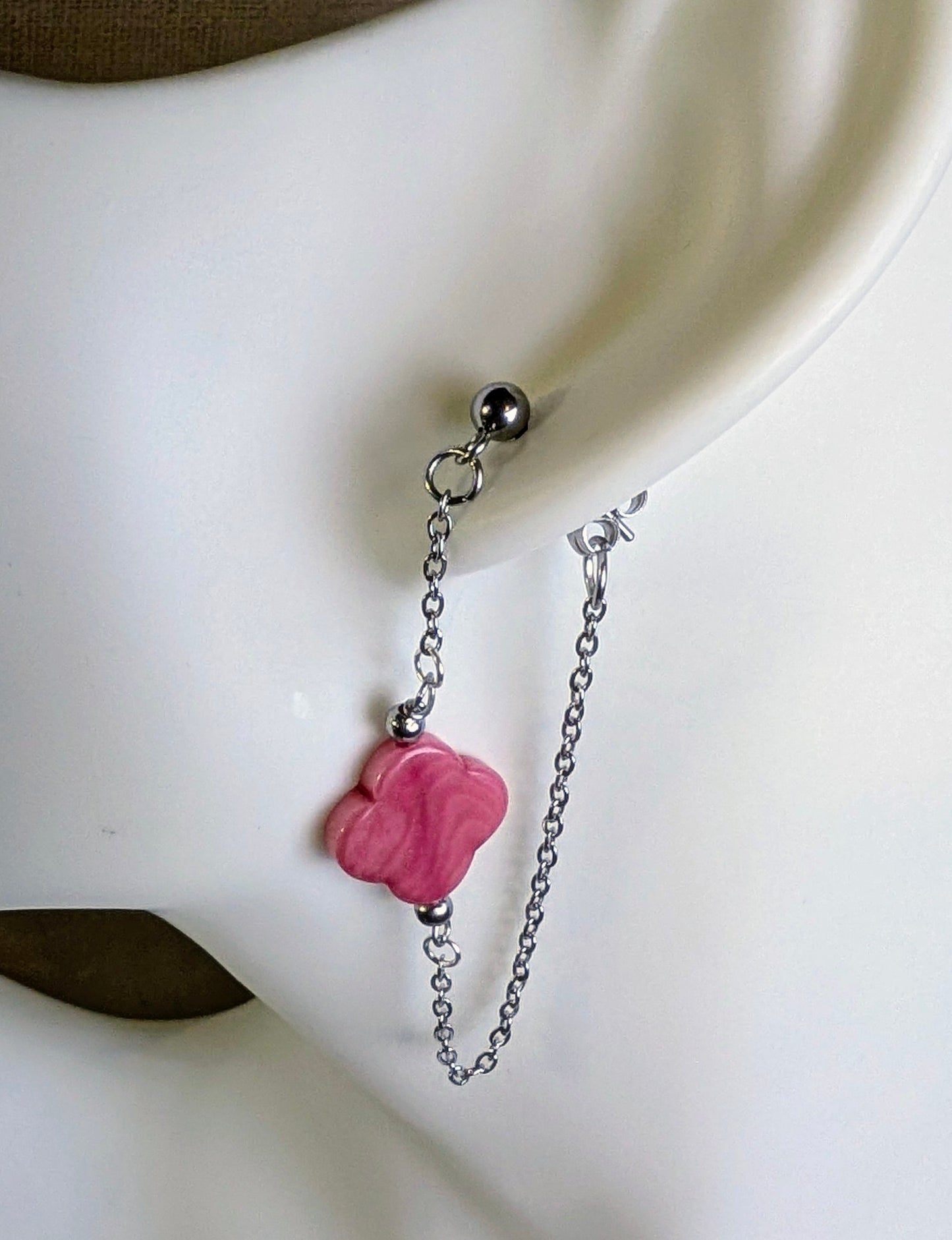 Boucles d’oreilles Cléa  zoom sur le Trefle rose et chaine argentée. 