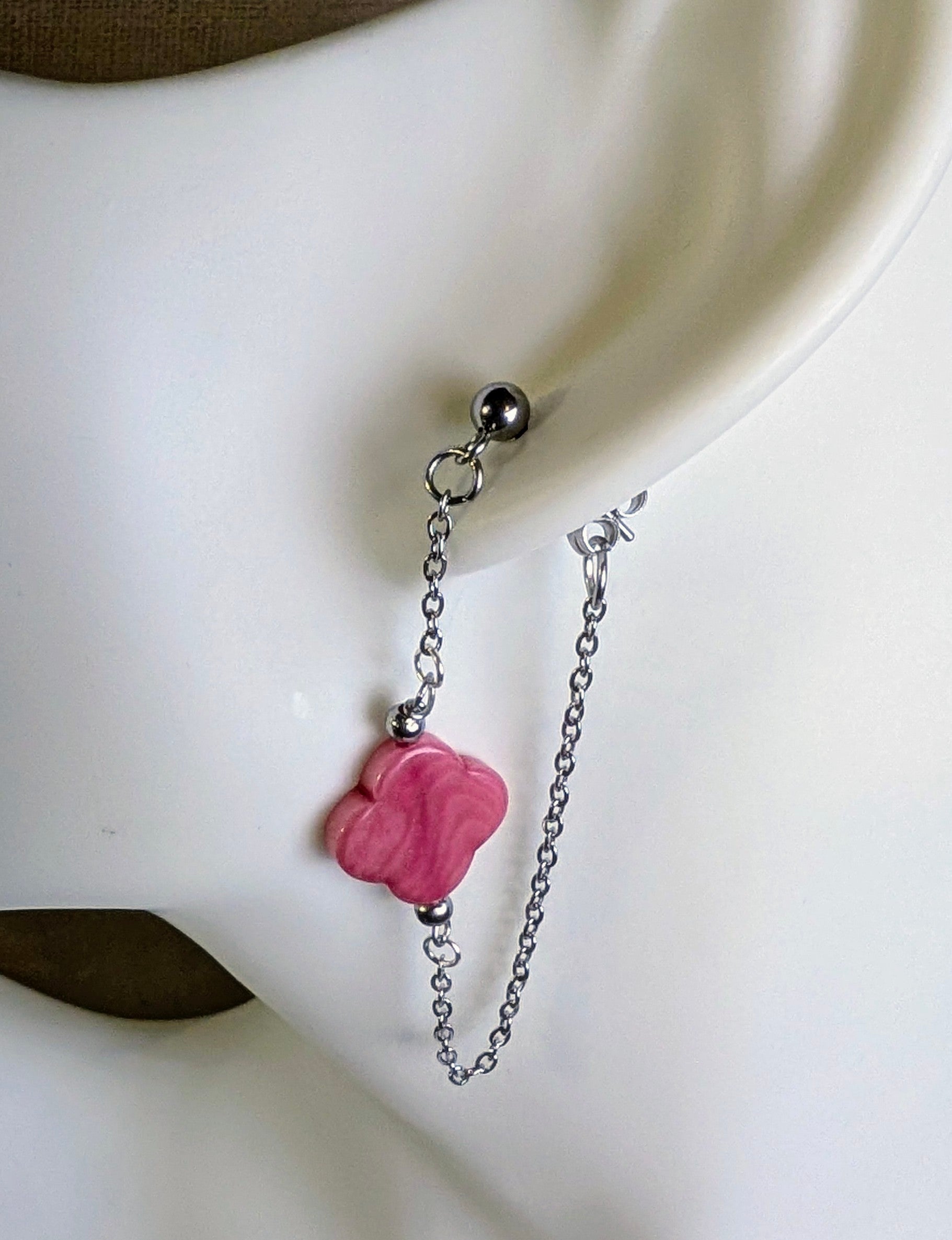 Boucles d’oreilles Cléa  zoom sur le Trefle rose et chaine argentée. 