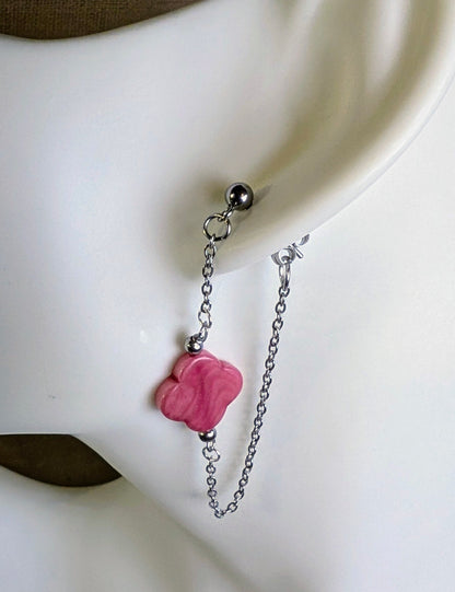 Boucles d’oreilles Cléa  zoom sur le Trefle rose et chaine argentée. 