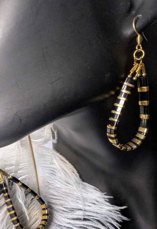 Boucles d'oreilles Larmes du Japon – Style élégant avec perles d'hématite et créoles dorées.