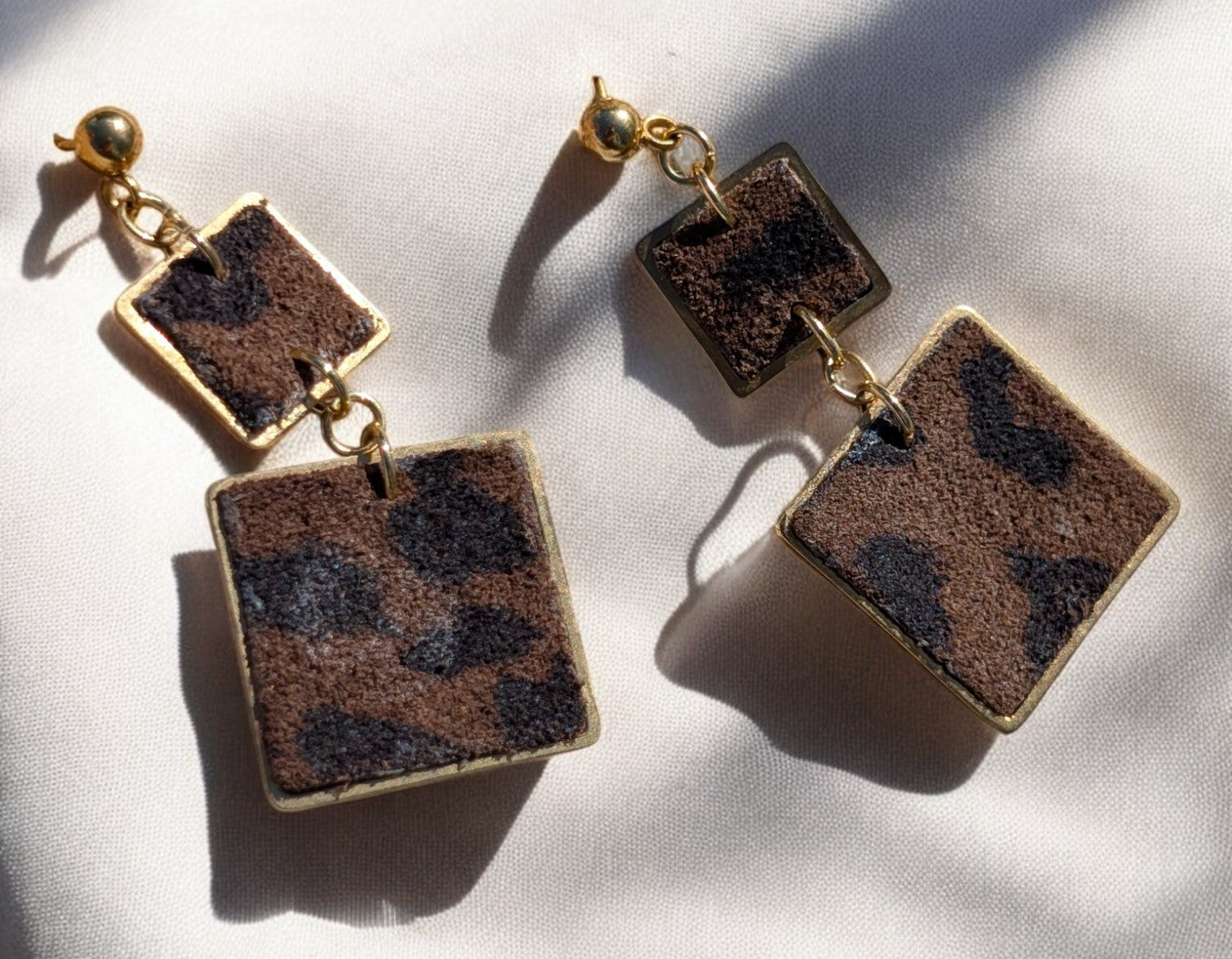 Boucles d’oreilles en cuir motif léopard, design géométrique avec deux carrés superposés – Collection Léopard et Cuir