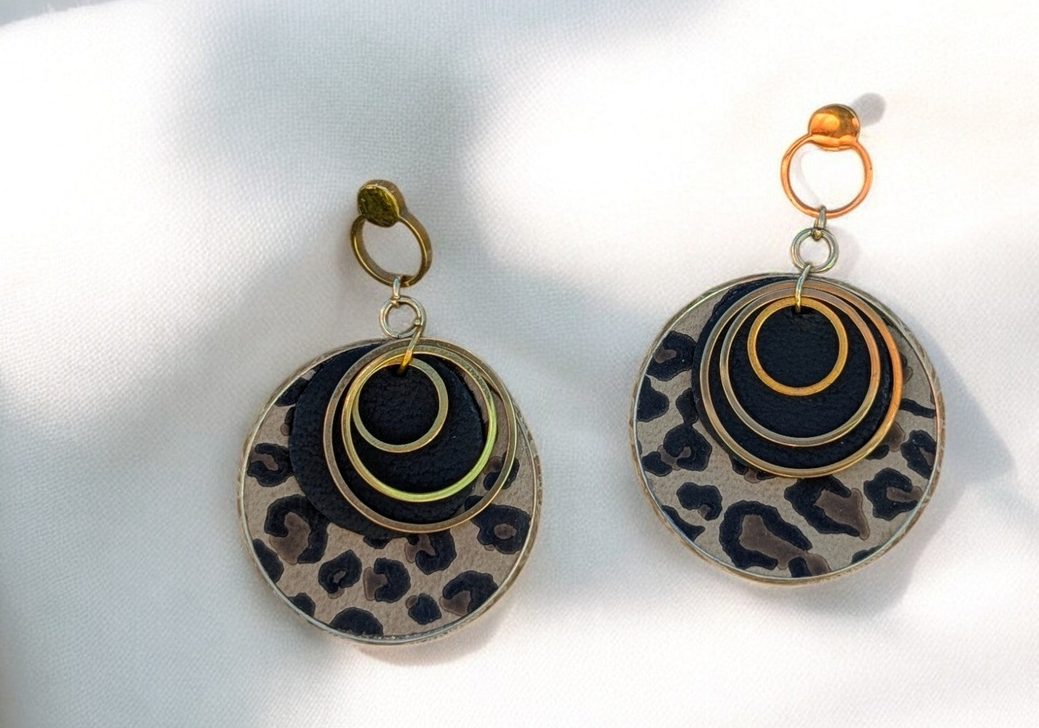 Boucles d’oreilles en cuir motif léopard, forme cercles, montées sur support doré – Collection Léopard et Cuir