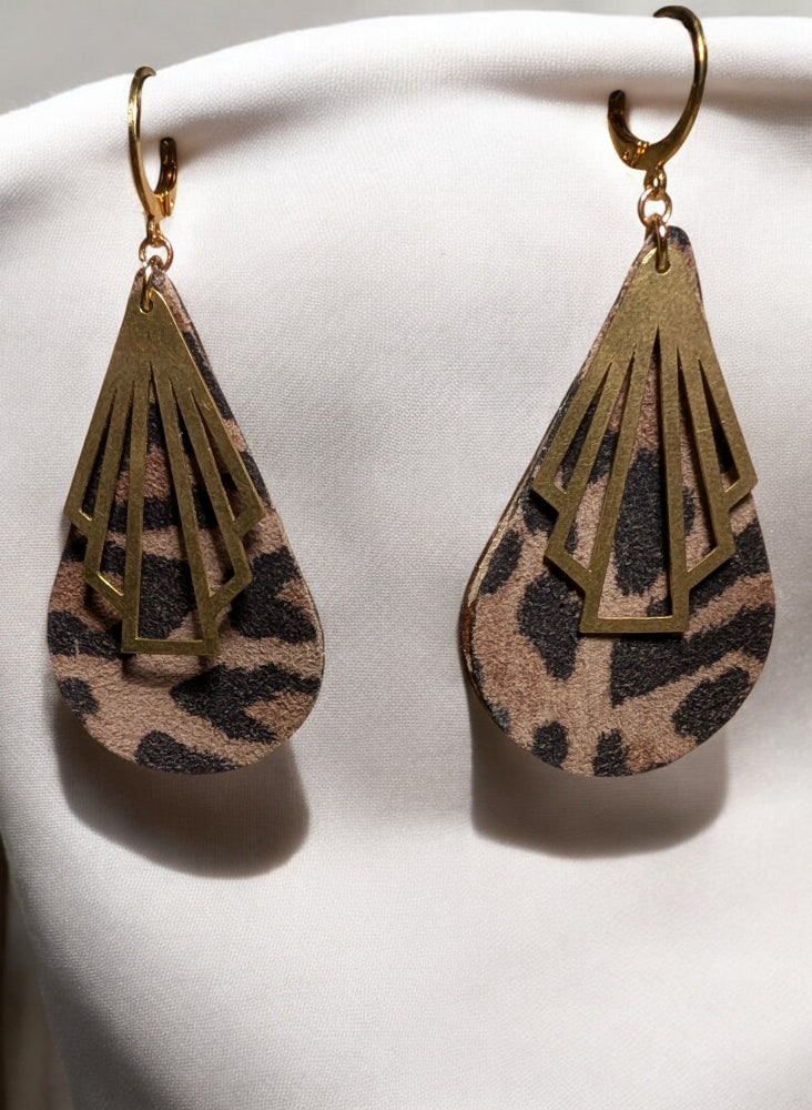  Boucles d’oreilles en cuir motif léopard, forme gouttes avec pendentif en laiton – Collection Léopard et Cuir