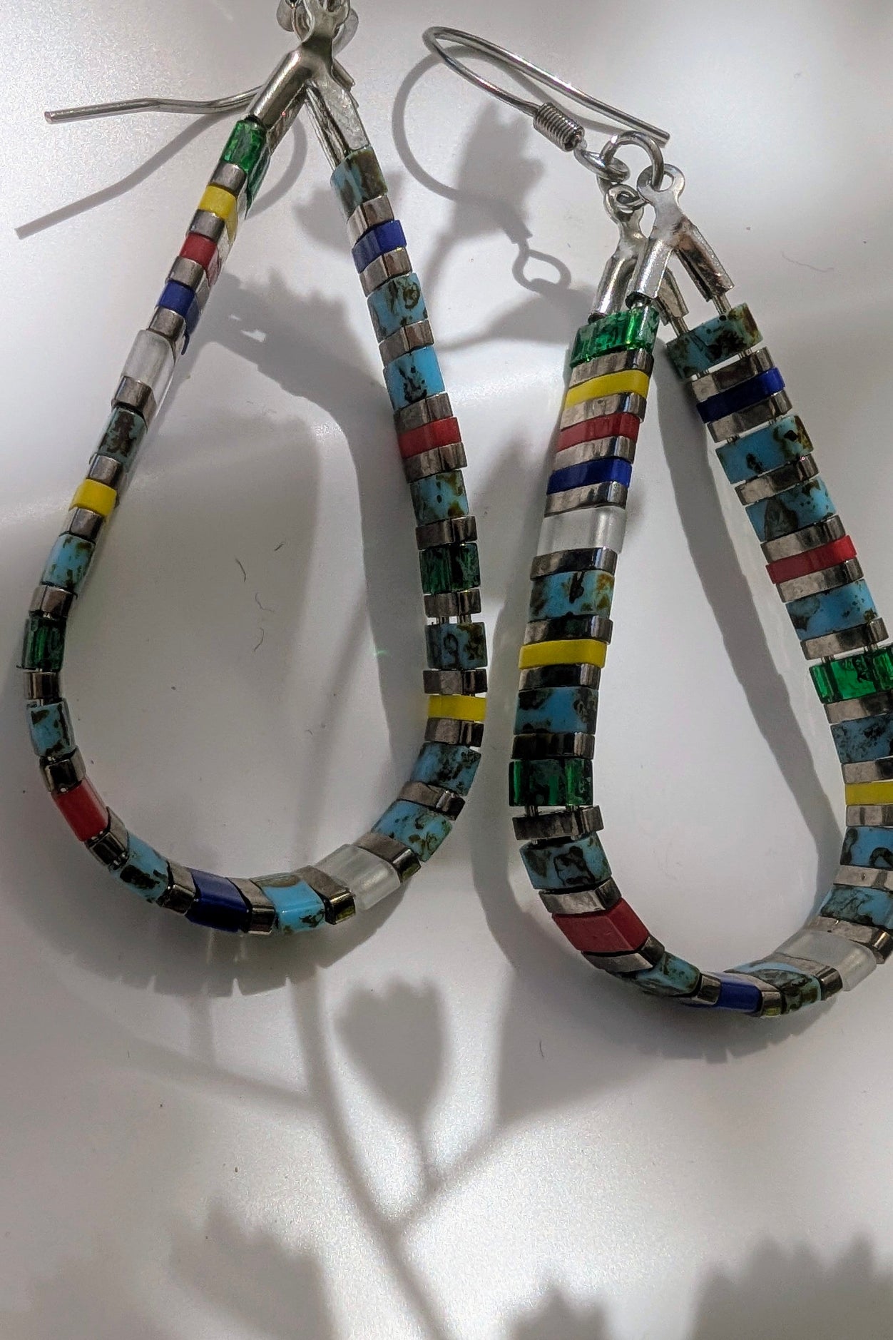 Boucles d'oreilles Larmes du Japon – Perles Miyuki Tila  avec des couleurs vives estivales. Créoles argentées, look raffiné.