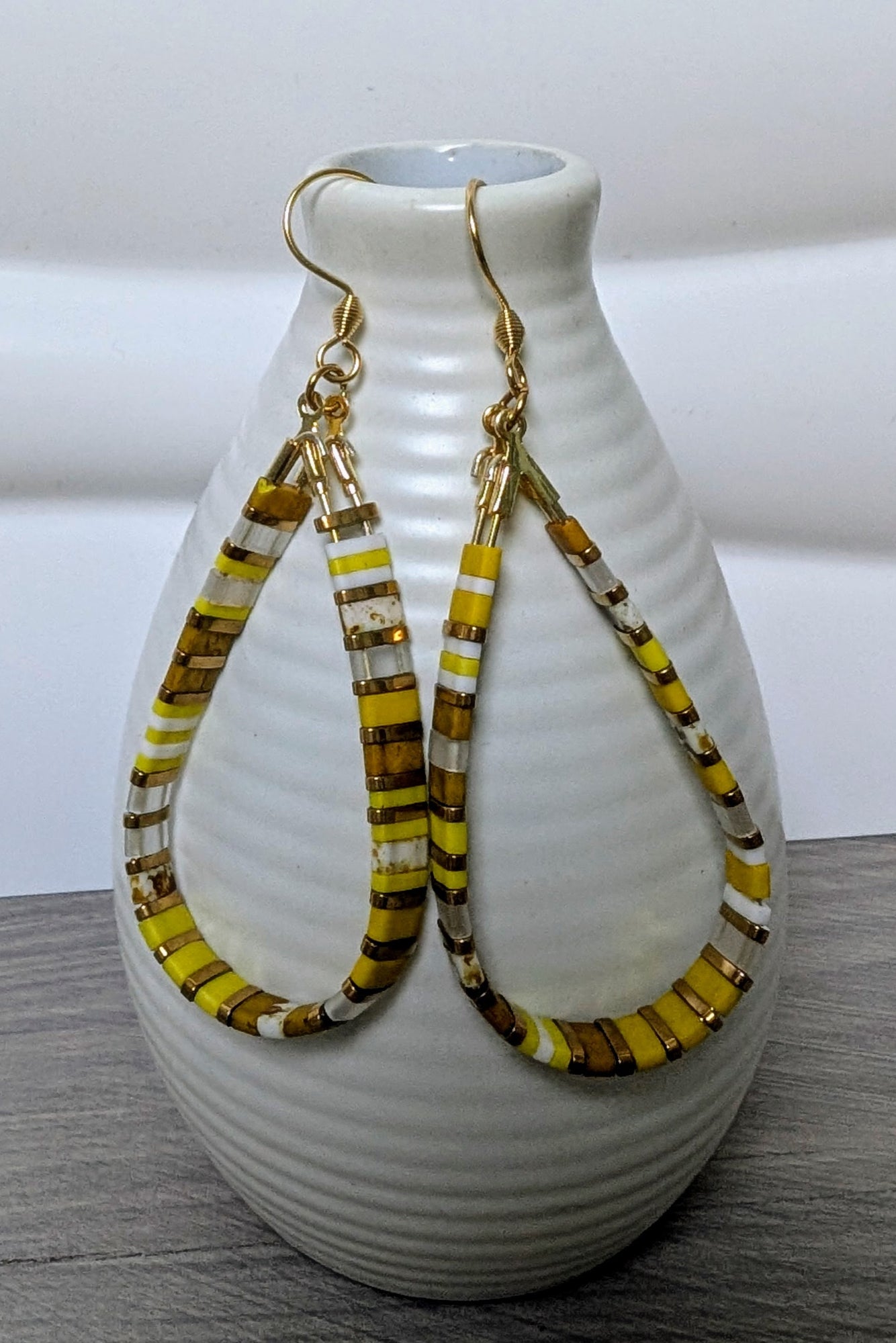 Boucles d'oreilles Larmes du Japon aux couleurs vives jaunes, élégance et simplkicité.