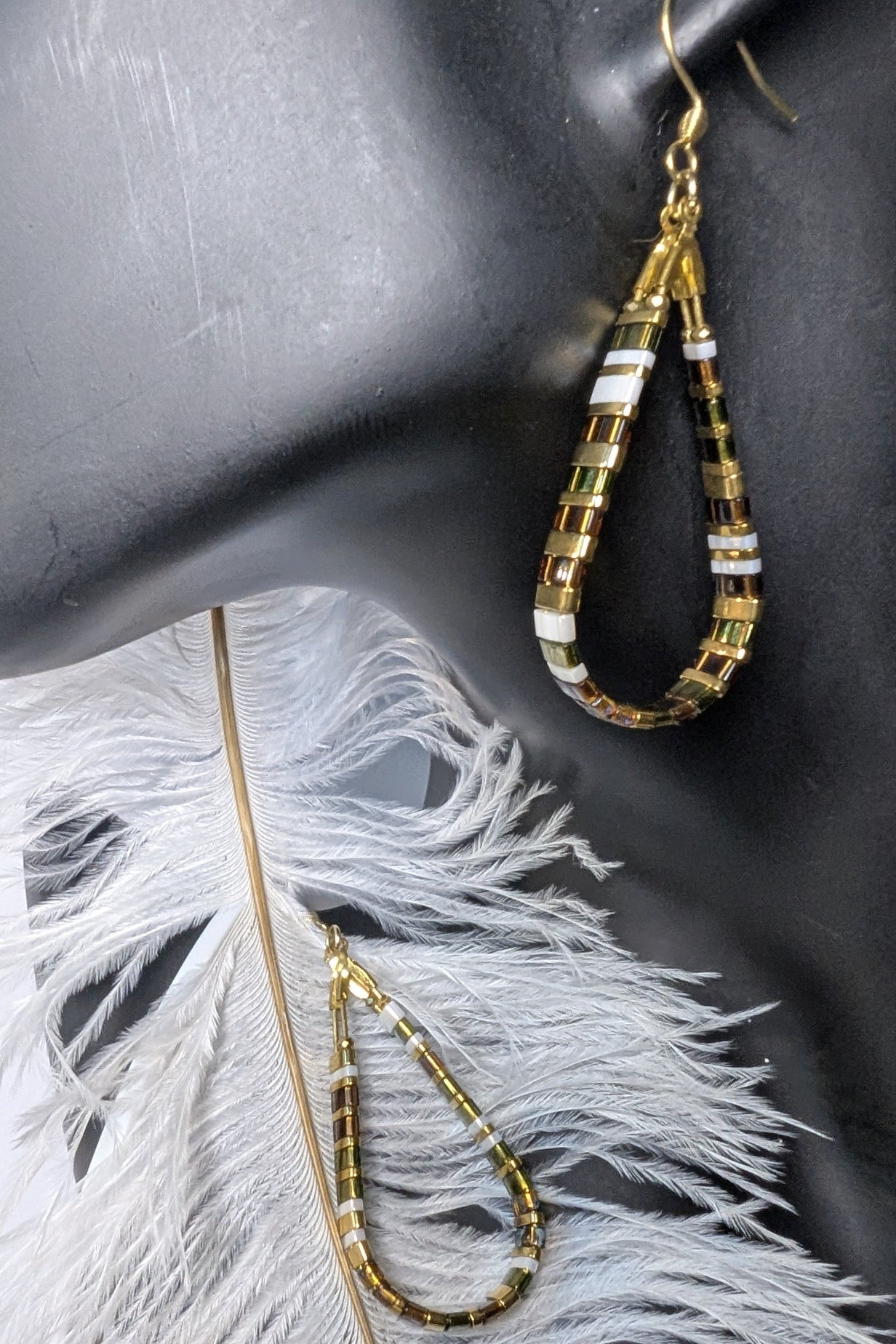 Boucles d'oreilles Larmes du Japon – Perles vertes marron et blanches. Style élégant avec perles d'hématite et créoles dorées.