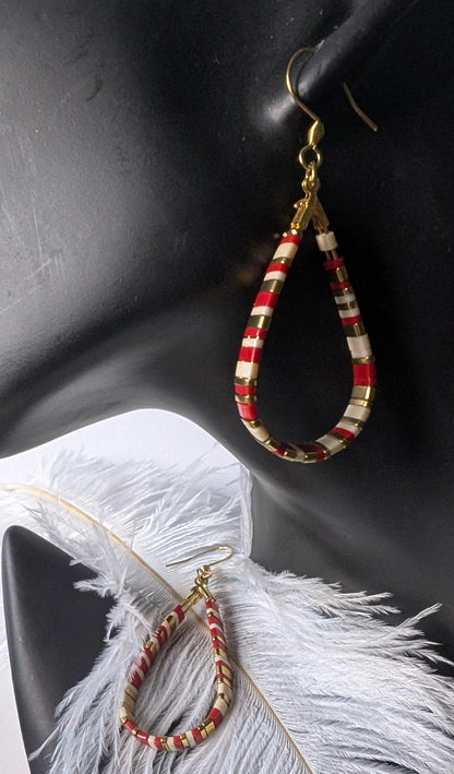 Boucles d'oreilles Larmes du Japon – Perles Miyuki Tila  Rouges et beiges. Créoles dorées, look raffiné.