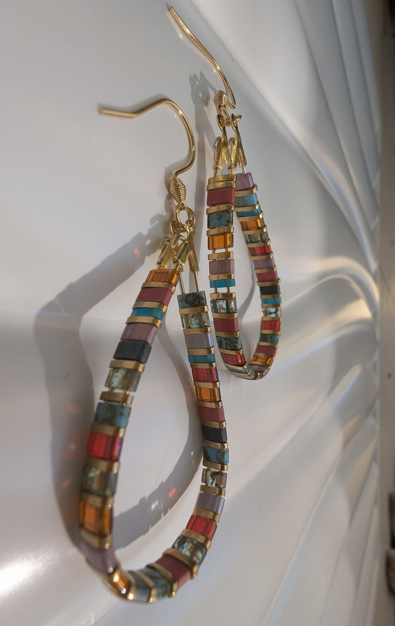 Boucles d'oreilles Larmes du Japon – Perles Miyuki Tila  avec des couleurs vives estivales. Créoles dorées, look raffiné.