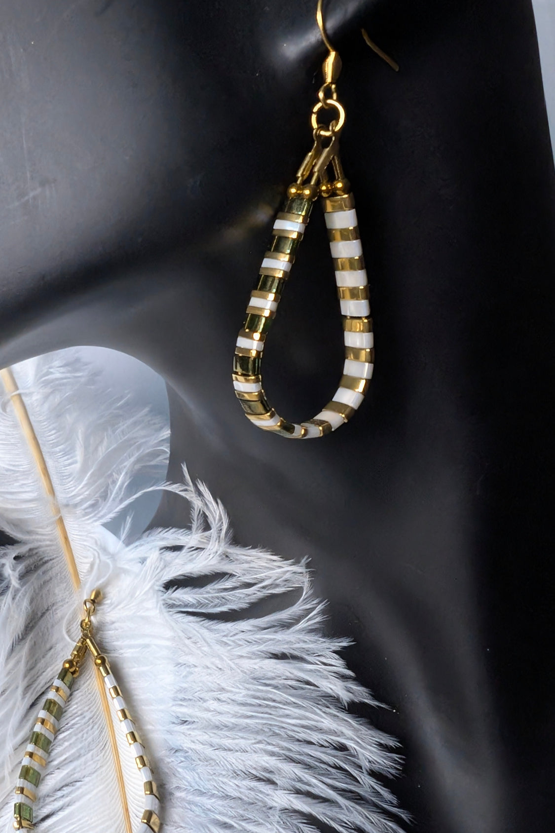 Boucles d'oreilles Larmes du Japon –Perles Miyuki Tila vertes et blanches. Style élégant avec perles d'hématite et créoles dorées.