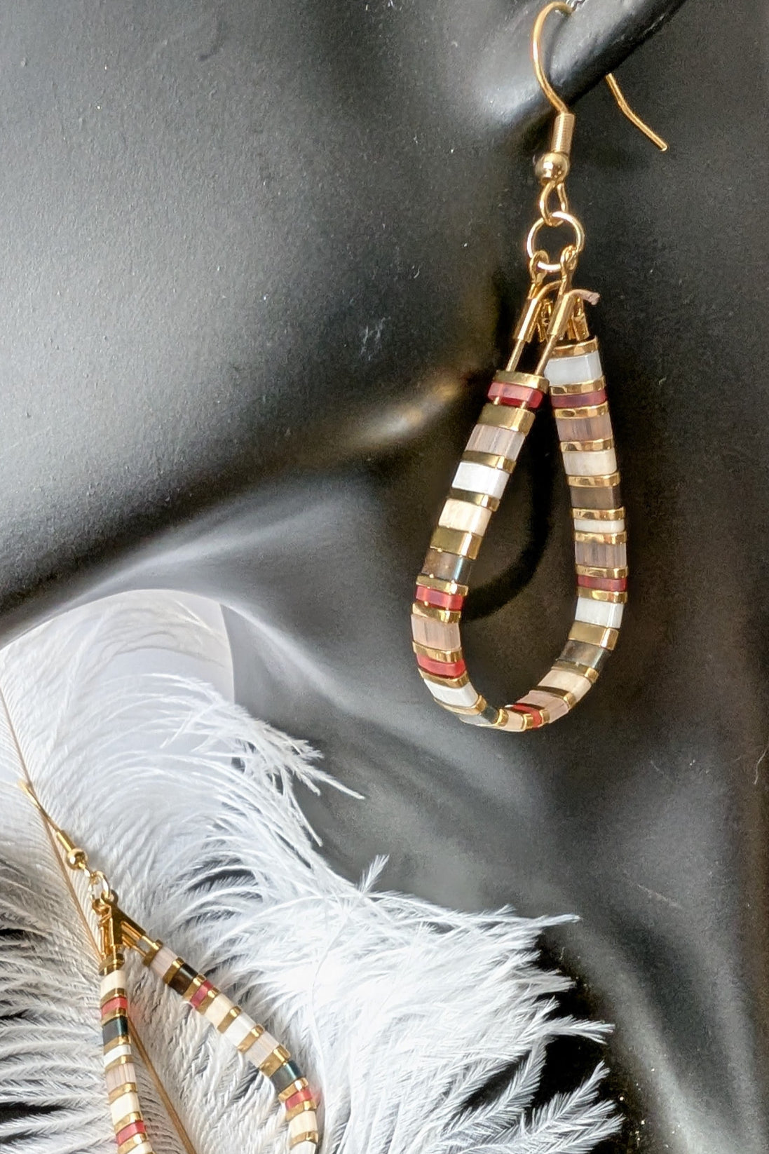 Boucles d'oreilles Larmes du Japon – Design goutte avec perles Miyuki Tila dans les tons rosés nude et créoles en laiton doré.