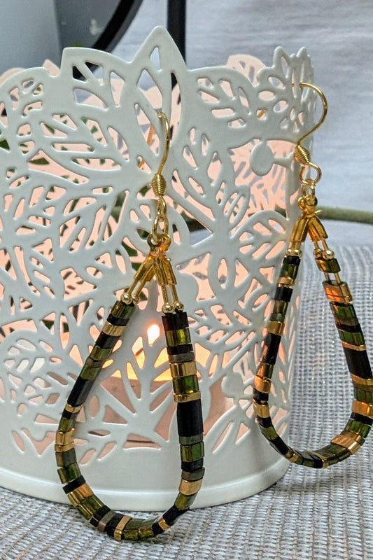 Boucles d'oreilles Larmes du Japon – Perles vert foncé et noir. Élégance subtile avec créoles dorées et perles d'hématite dorées lumineuses.