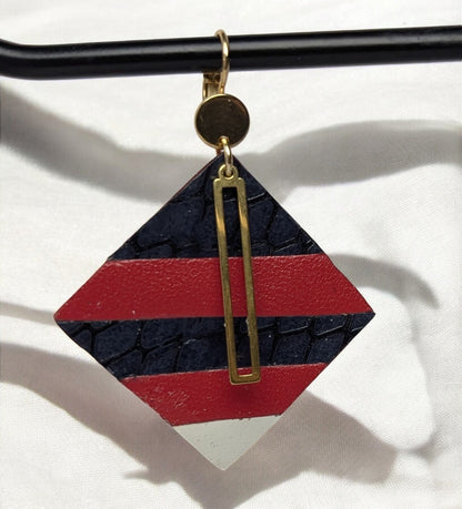 Boucles d'oreilles en cuir bleu blanc rouge avec acier doré, 6,5 cm, modèle Les Petites Françaises. Zoom sur une des boucles