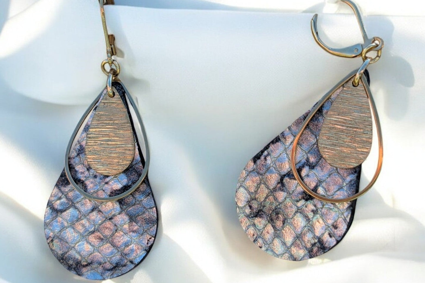 Boucles d'oreilles en cuir imprimé serpent et breloques en laiton, modèle Lysandra, 6 cm