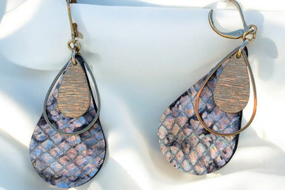 Boucles d'oreilles en cuir imprimé serpent et breloques en laiton, modèle Lysandra, 6 cm