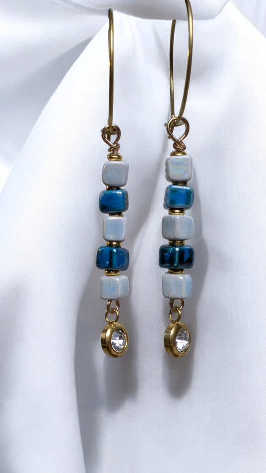 Boucles d'oreilles Neora en céramique bleu et blanche avec perles dorées, montées sur mini créole