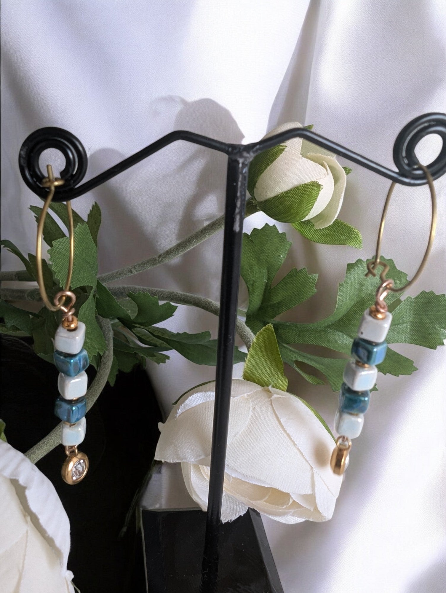 Boucles d'oreilles Neora en céramique bleu et blanche avec perles dorées, montées sur mini créole. zoom sur les mini créoles