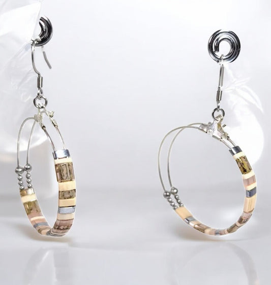 Boucles d'oreilles Perles de Rosée en acier inoxydable avec perles Miyuki Tila rose poudré, beige et taupe montées sur doubles créoles.


