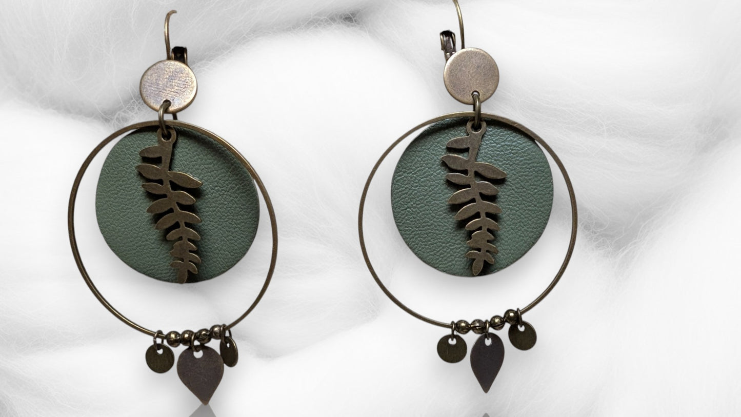 Boucles d'oreilles Silvaé en cuir vert et laiton bronze, avec pampille feuille bohème