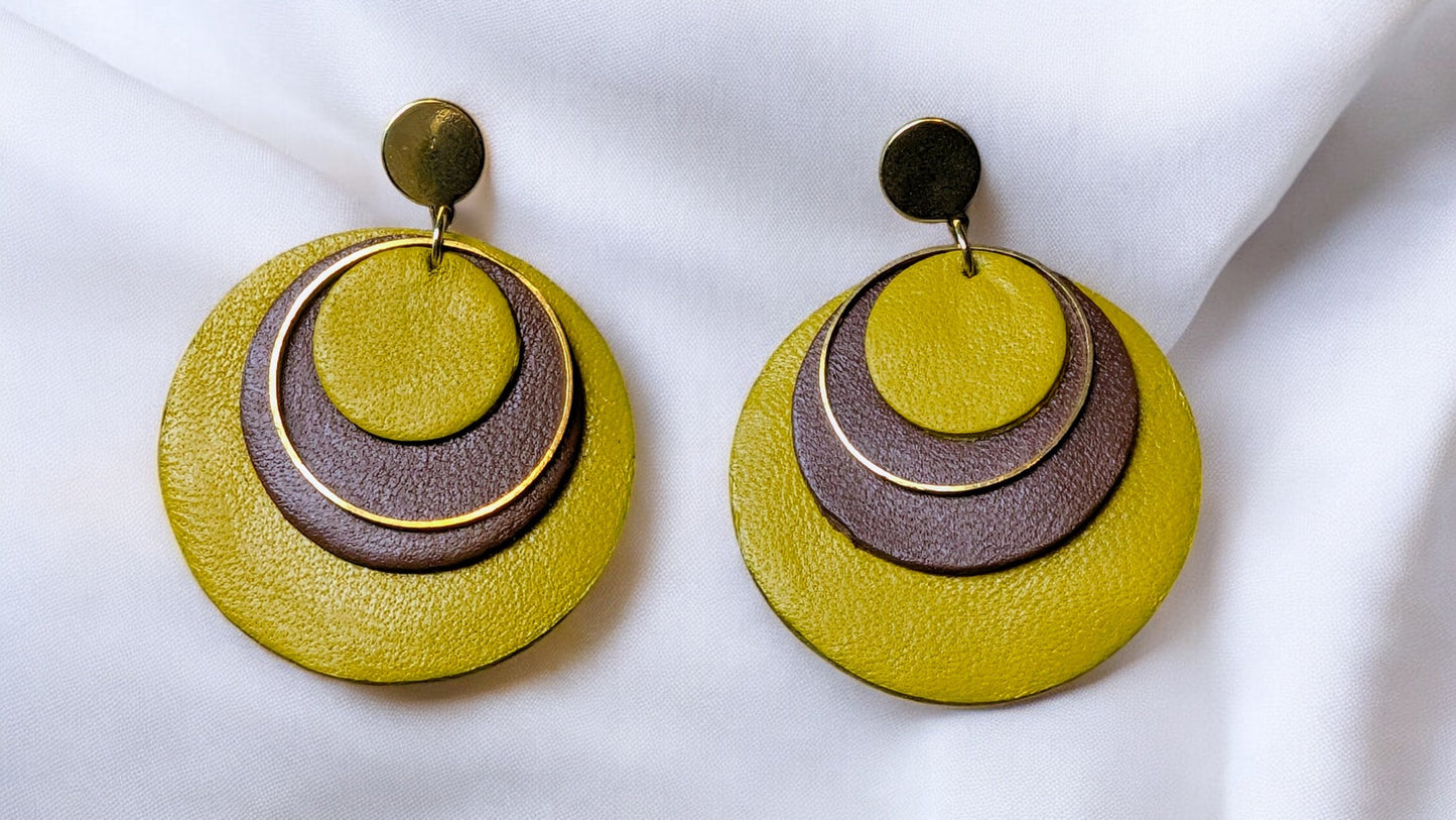 Boucles d'oreilles acier inoxydable Solaris en cuir jaune et brun avec cercle en laiton doré