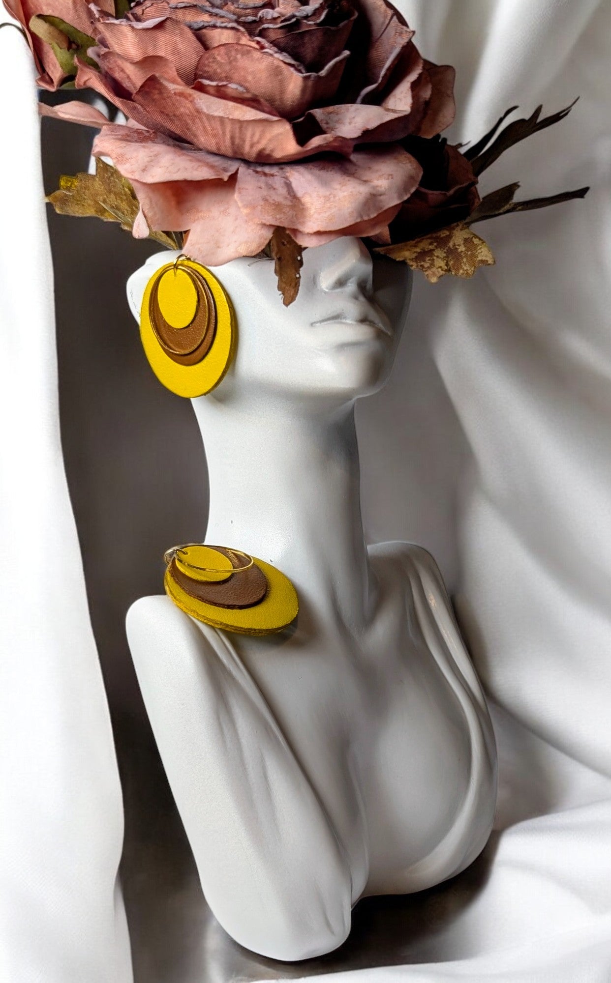 Bijoux bohèmes Solaris : clous d'oreilles acier, ronds en cuir aux teintes chaleureuses et cercle doré