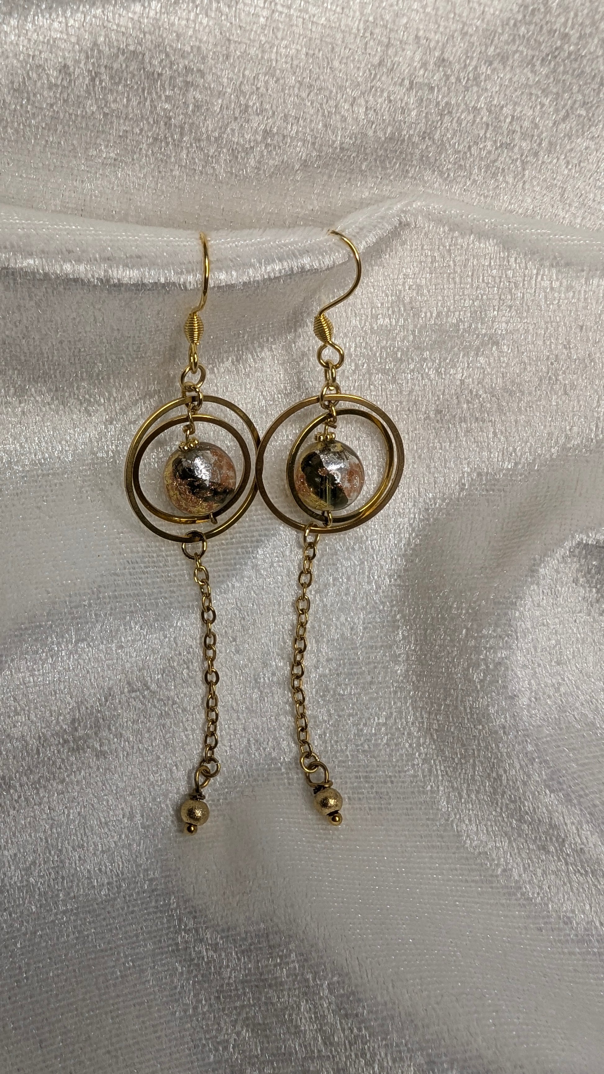 Boucles d’oreilles artisanales Vénézia en laiton doré avec perle en verre soufflé de Murano et chaînette, assorties au collier Vénézia – I Mie Mani Créations