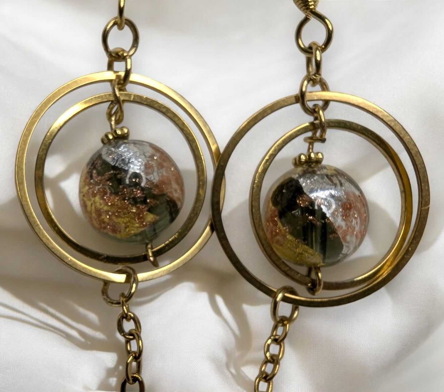 Boucles d’oreilles artisanales Vénézia zoom sur les perles en verre soufflé de Murano et chaînette.