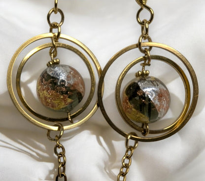 Boucles d’oreilles artisanales Vénézia zoom sur les perles en verre soufflé de Murano et chaînette.
