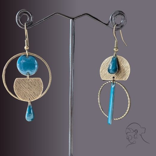 Boucles d'oreilles Vénus en laiton texturé bronze avec émaux bleu canard, design asymétrique