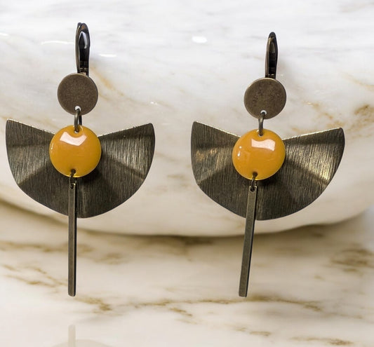 Boucles d’oreilles Zéphir en laiton bronze texturé avec un sequin émaillé orange, design en éventail et tige allongée. Bijou artisanal élégant et léger, idéal pour une touche estivale raffinée.