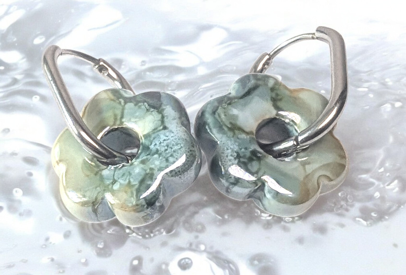 Boucles d'oreilles fleur en céramique bleu-vert avec créoles argentées en acier inoxydable. Absolument craquant. 