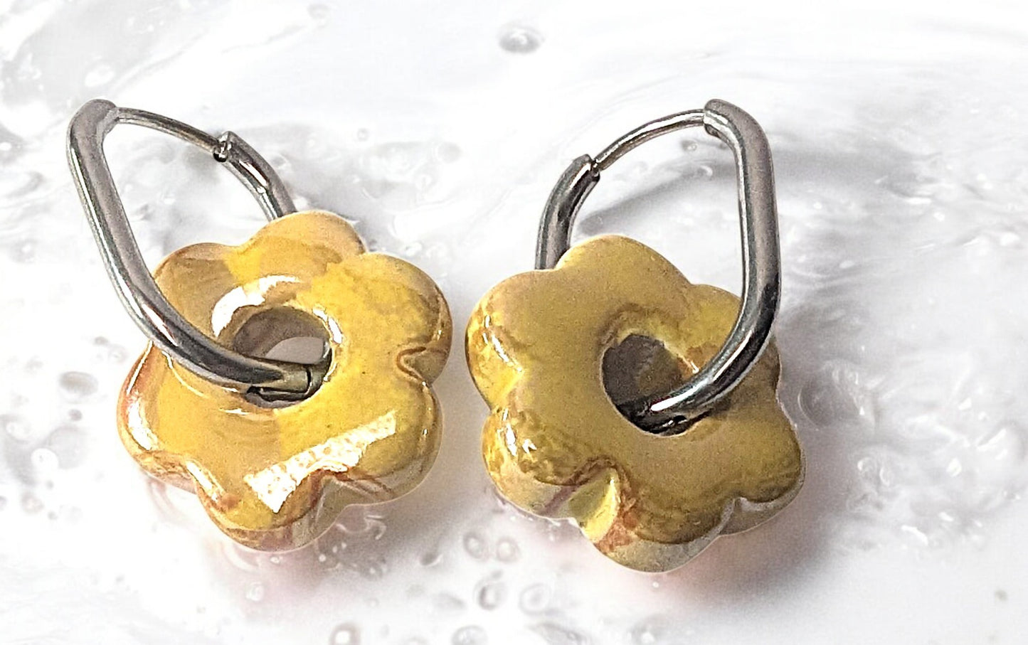 Boucles d'oreilles fleur en céramique jaune avec créoles argentées en acier inoxydable. Une pure beauté 