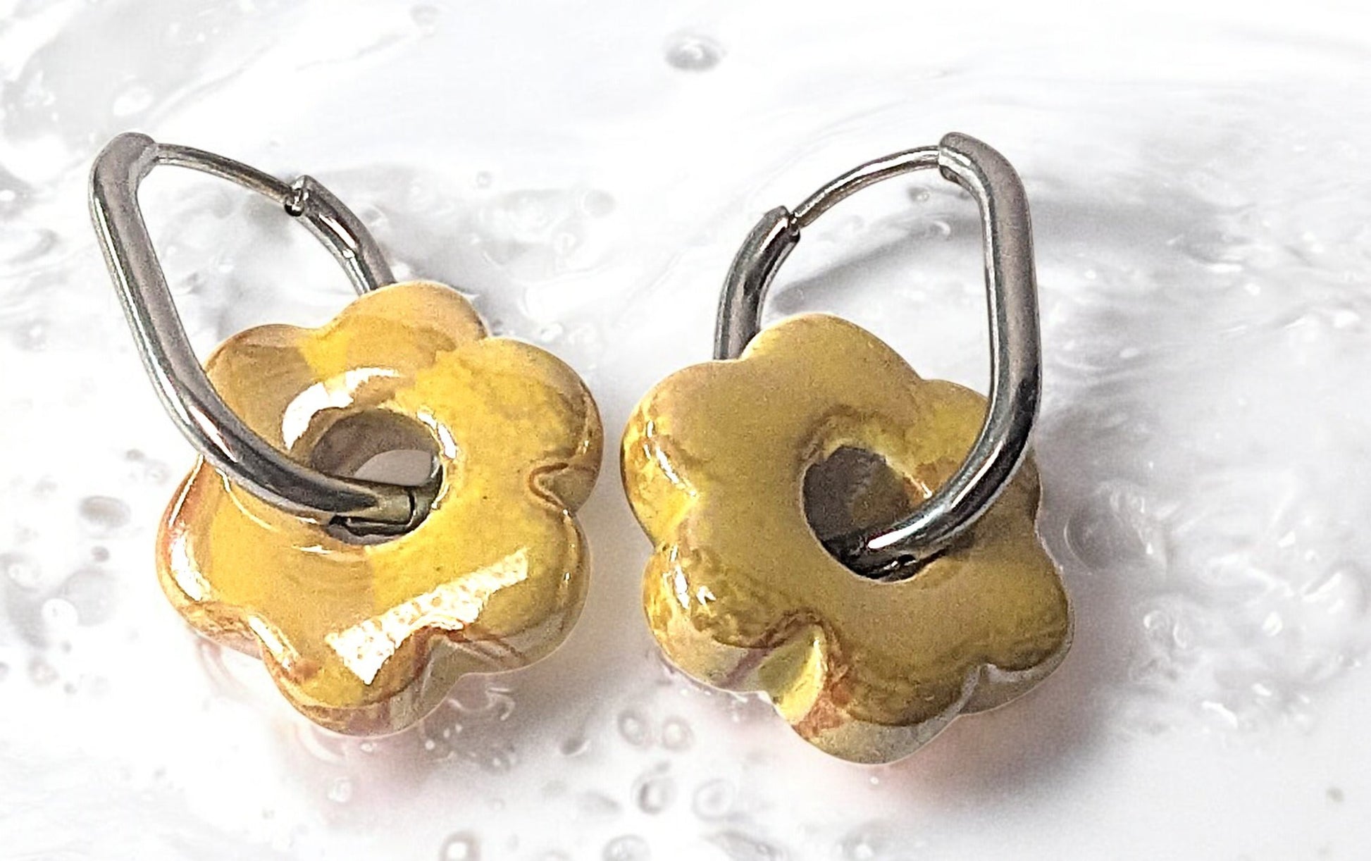 Boucles d'oreilles fleur en céramique jaune avec créoles argentées en acier inoxydable. Une pure beauté 