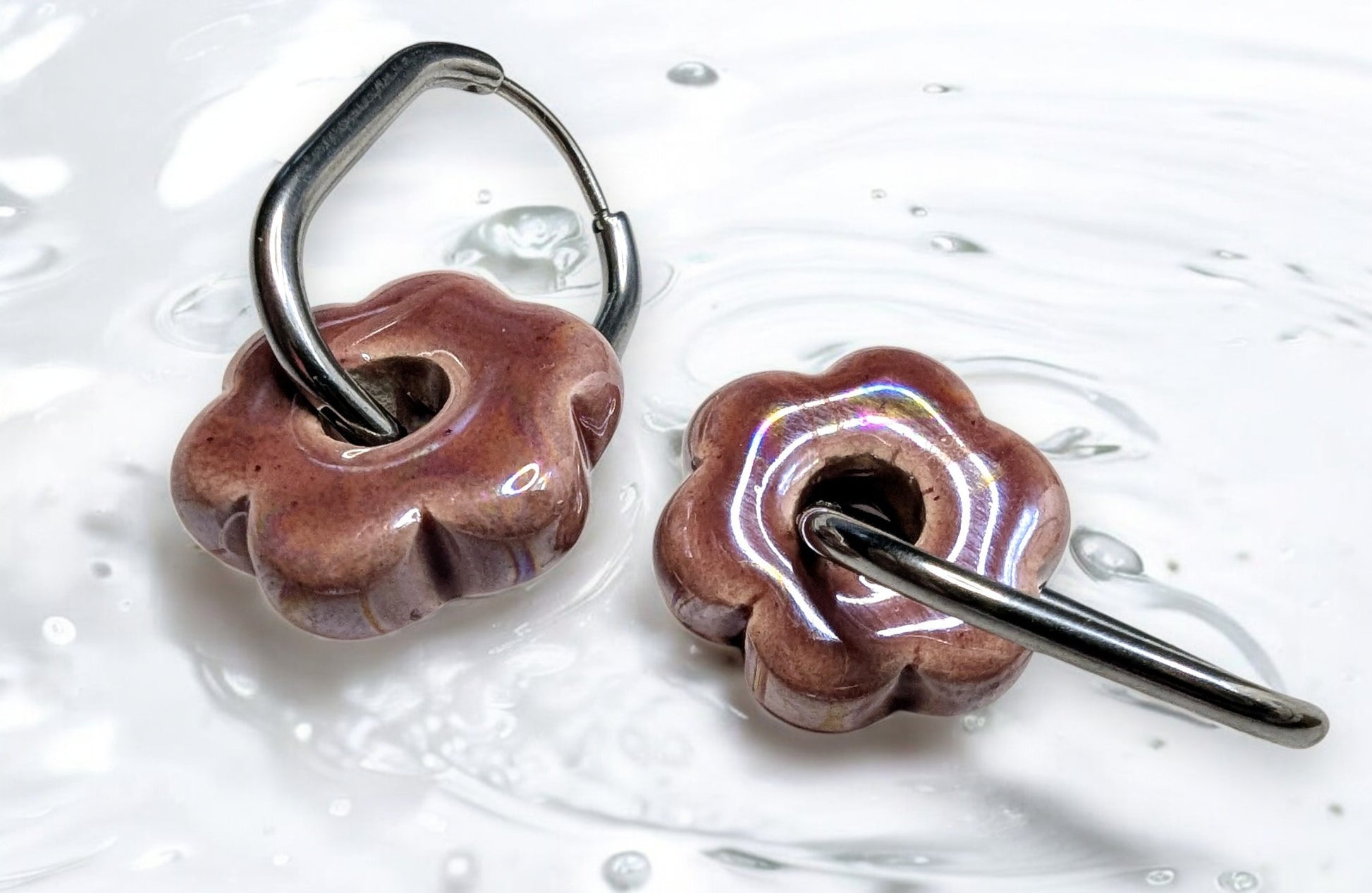 Boucles d'oreilles fleur en céramique rose magenta avec créoles argentées en acier inoxydable. Sobres et élégantes à la fois. 