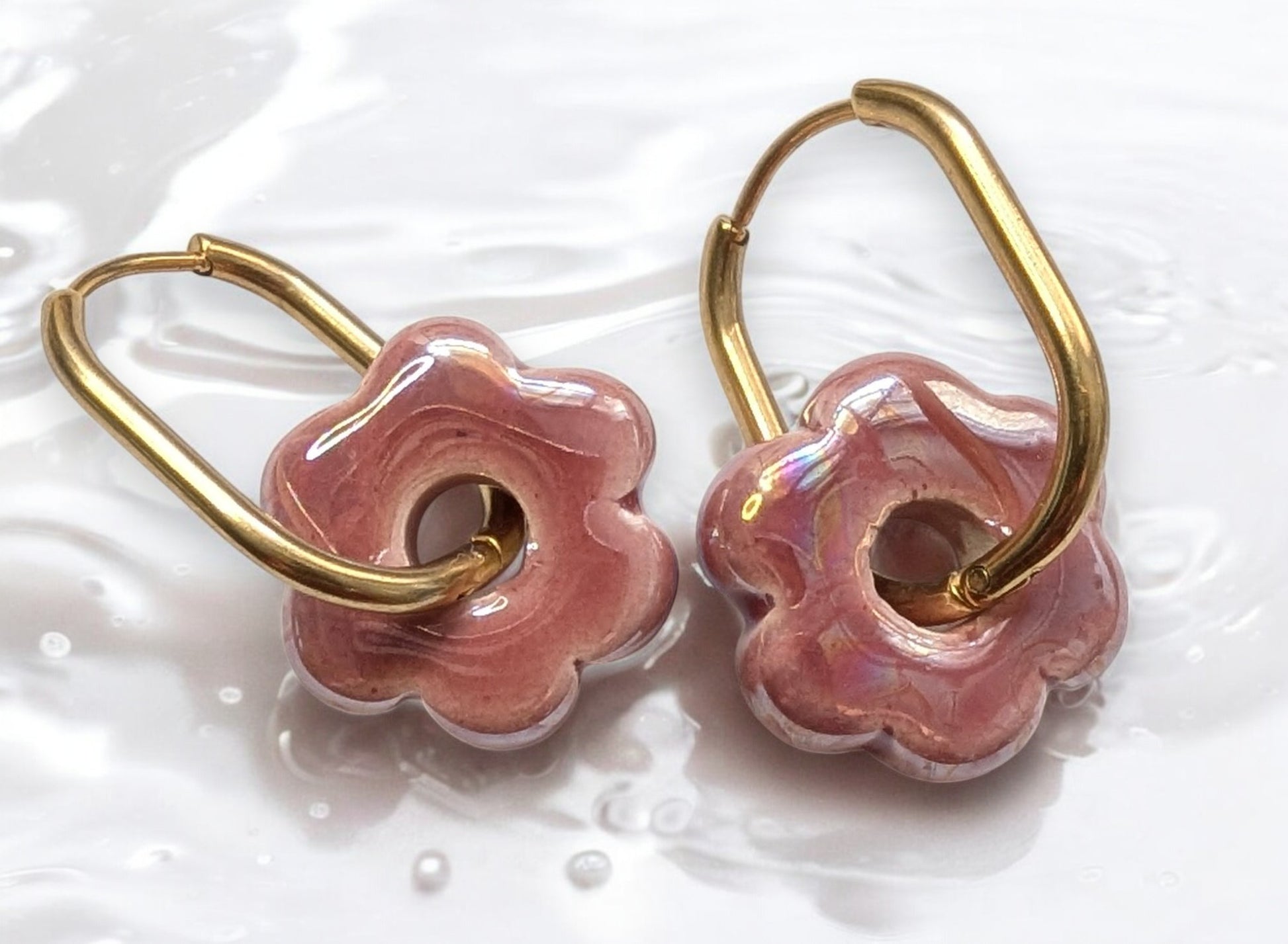 Boucles d'oreilles fleur en céramique rose magenta avec créoles dorées en acier inoxydable