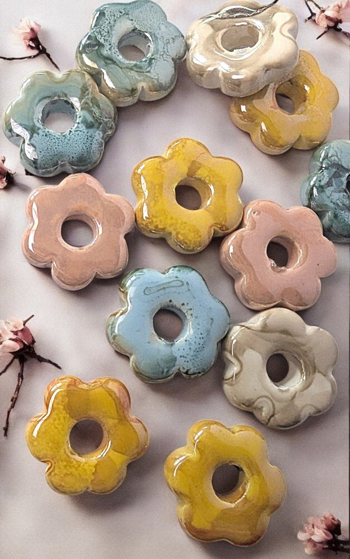 Boucles d'oreilles en céramiques forme fleurs mélangées. Le choix qui fait craquer.