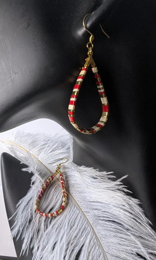 Boucles d'oreilles Akane : un format de boucles d'oreilles en forme de larmes,  alliant acier inoxydable et perles de verre Miyuki Tila rouges, beige et dorées