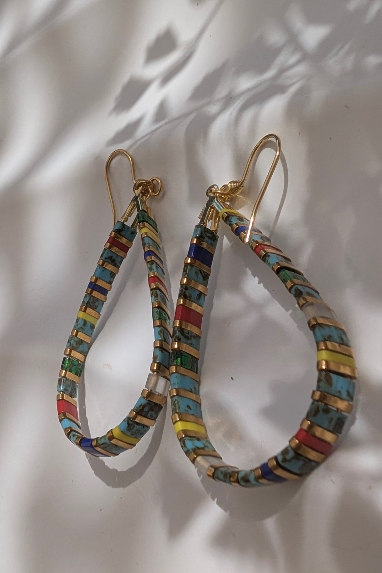 Boucles d'oreilles Larmes du Japon – Perles Miyuki Tila  avec des couleurs vives estivales. Créoles dorées, look raffiné.