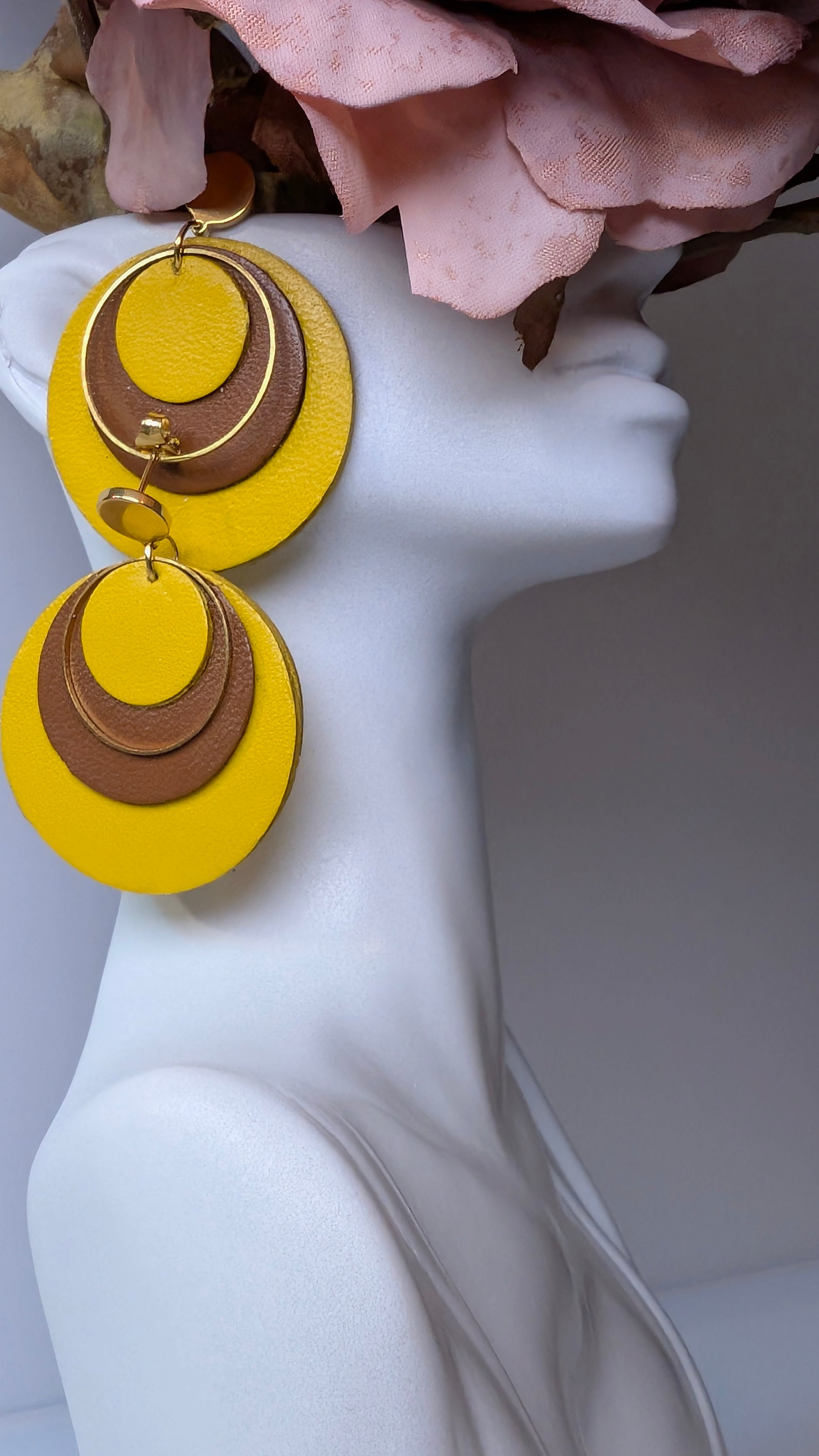 Boucles d'oreilles artisanales Solaris inspirées par l'éclat du soleil,photo mise en scene sur vase buste